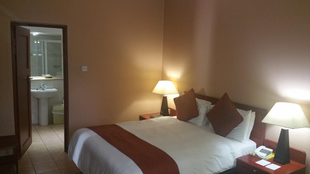 M'Kango Golfview Hotel 卢萨卡 外观 照片
