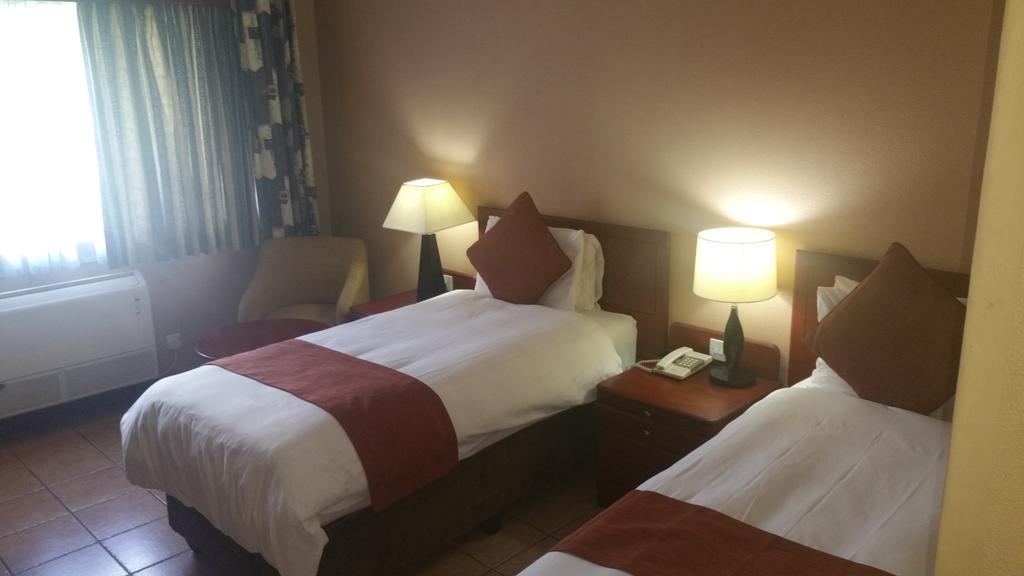 M'Kango Golfview Hotel 卢萨卡 外观 照片