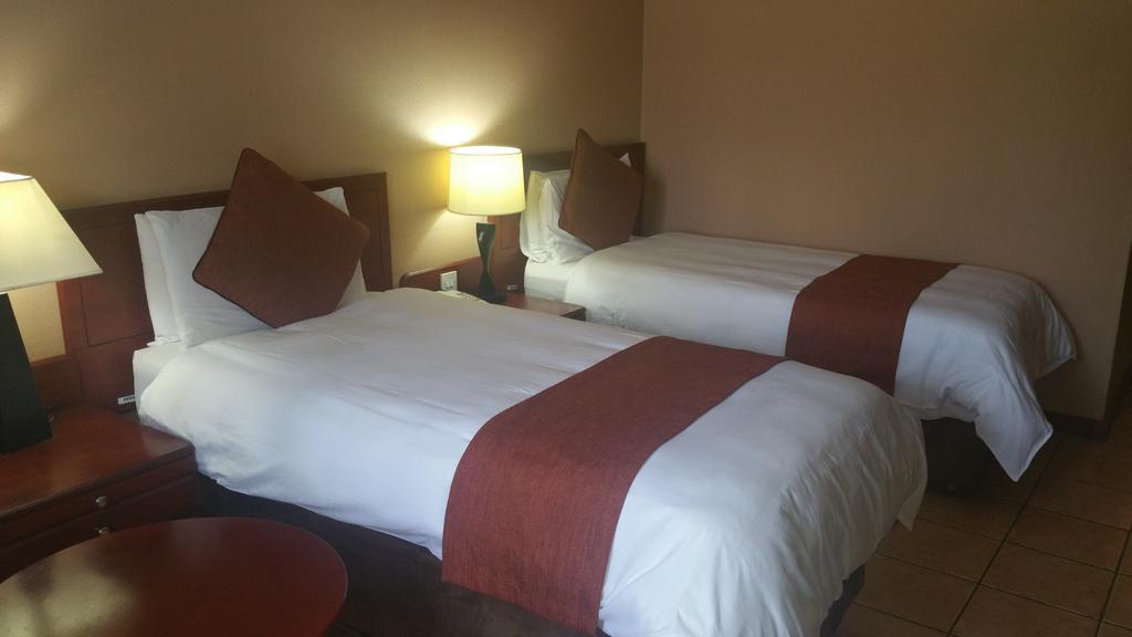 M'Kango Golfview Hotel 卢萨卡 外观 照片