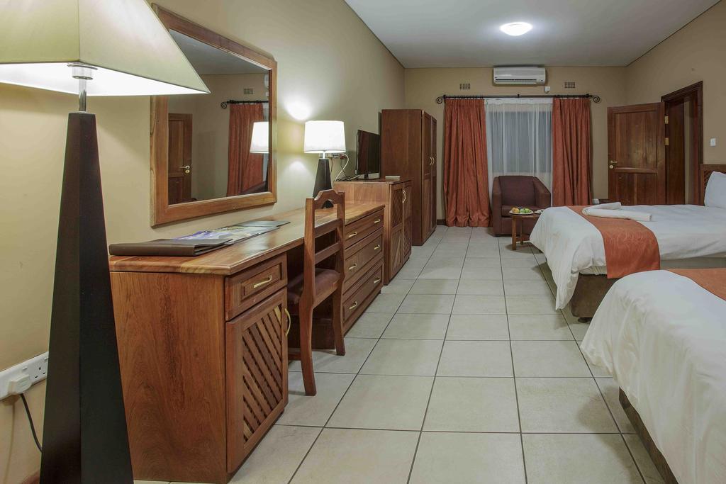 M'Kango Golfview Hotel 卢萨卡 外观 照片
