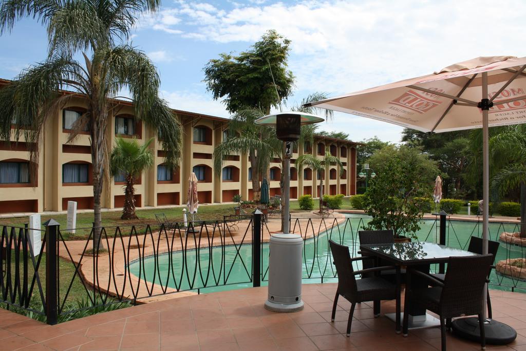 M'Kango Golfview Hotel 卢萨卡 外观 照片