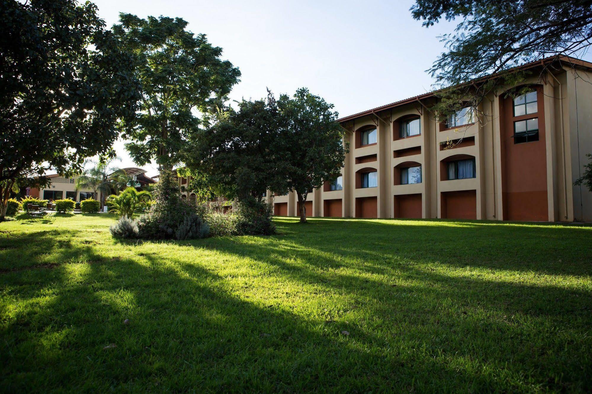 M'Kango Golfview Hotel 卢萨卡 外观 照片