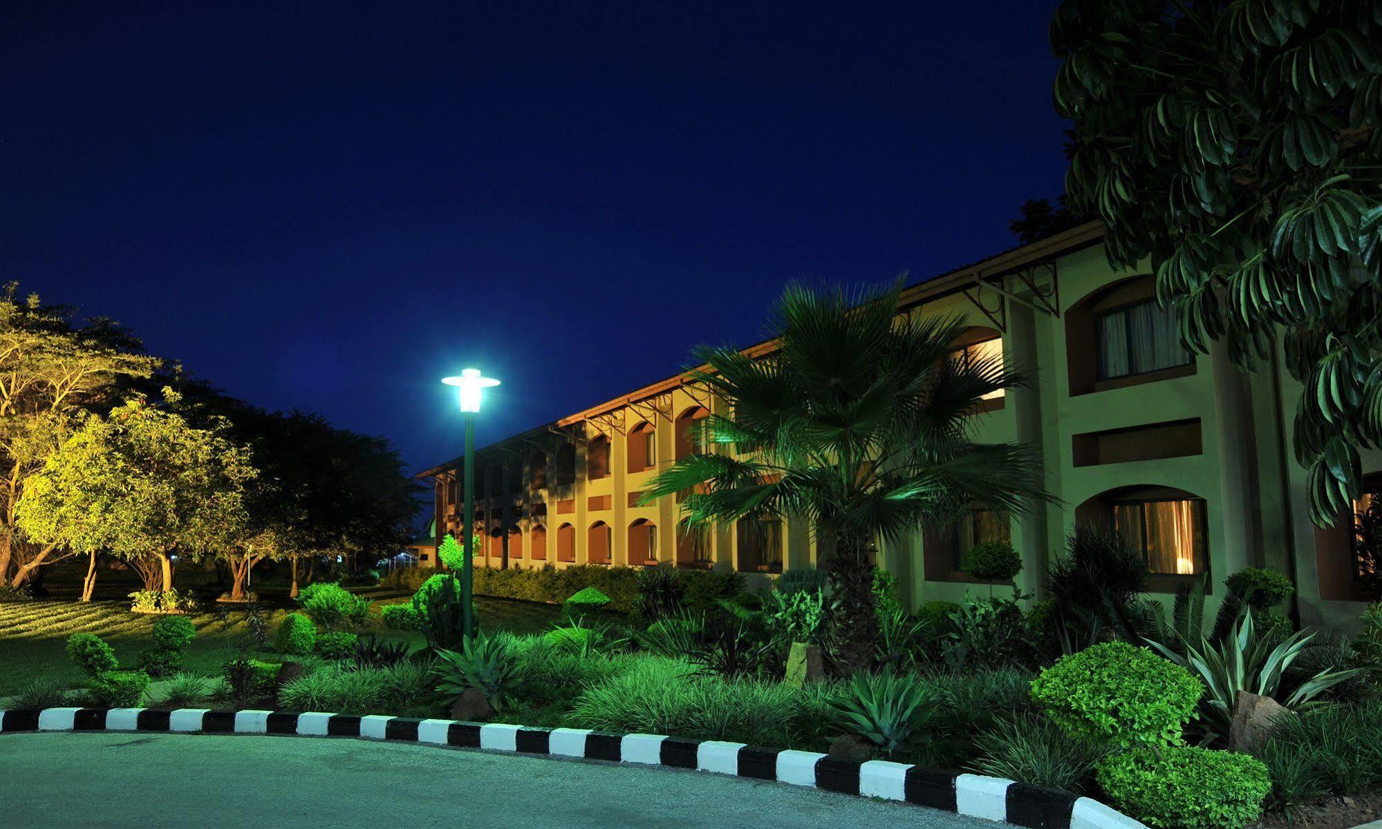 M'Kango Golfview Hotel 卢萨卡 外观 照片