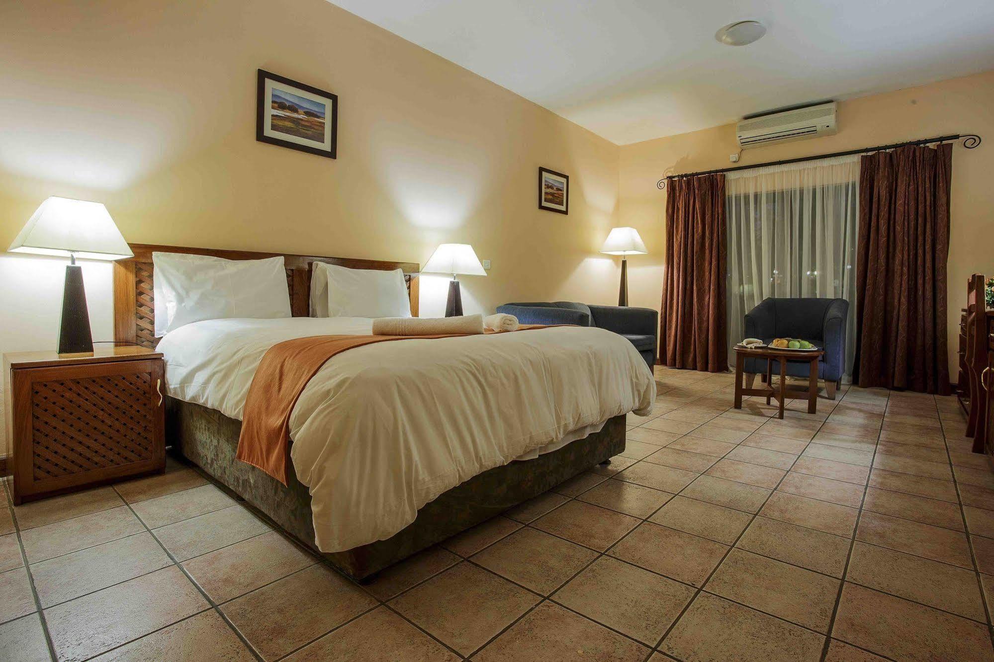 M'Kango Golfview Hotel 卢萨卡 外观 照片