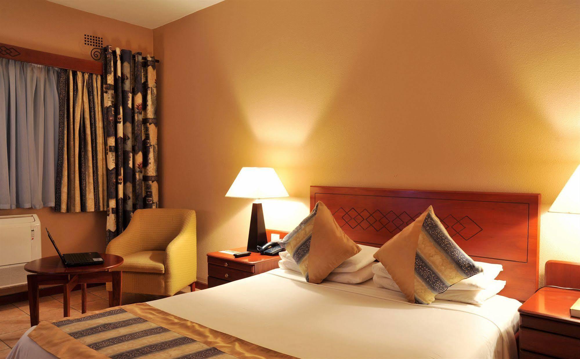 M'Kango Golfview Hotel 卢萨卡 外观 照片