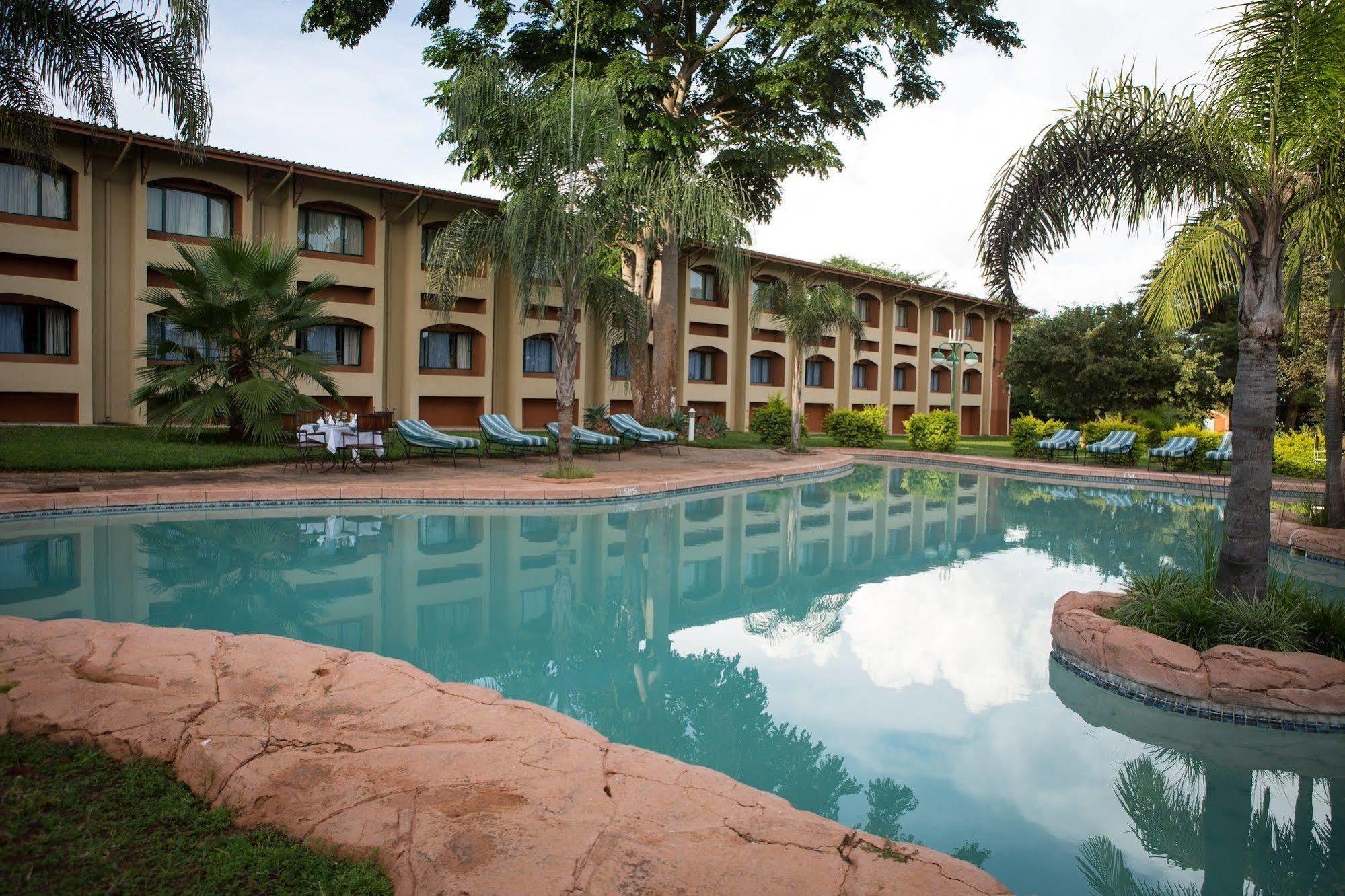 M'Kango Golfview Hotel 卢萨卡 外观 照片